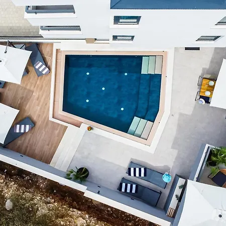 Sunnyside Luxury With Free Parking And Swimming Pool Apartmán *
