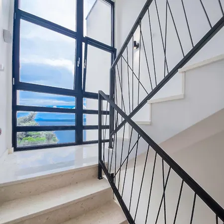 Sunnyside Luxury With Free Parking And Swimming Pool Apartmán