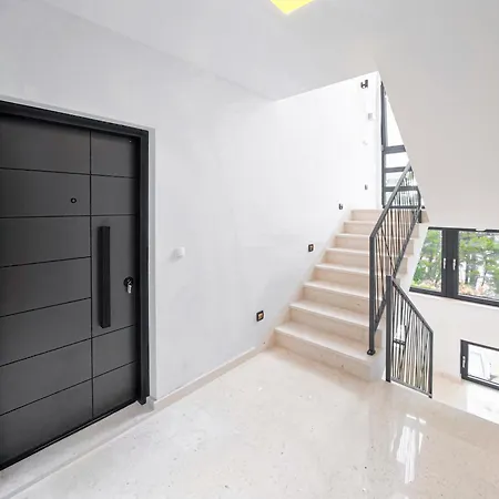 Sunnyside Luxury With Free Parking And Swimming Pool Apartmán *