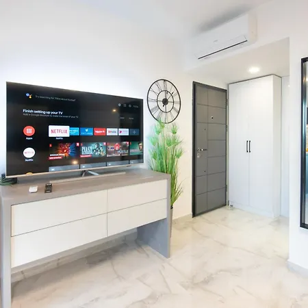 Sunnyside Luxury With Free Parking And Swimming Pool Apartmán *