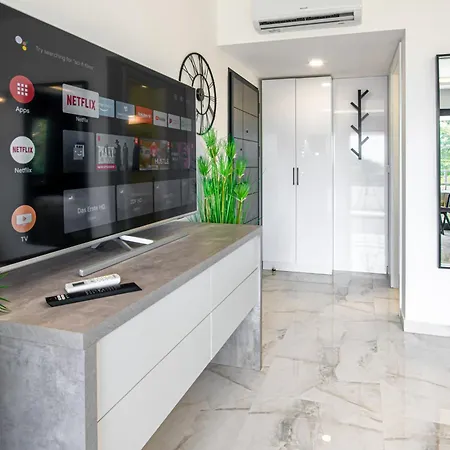 Sunnyside Luxury With Free Parking And Swimming Pool Brela