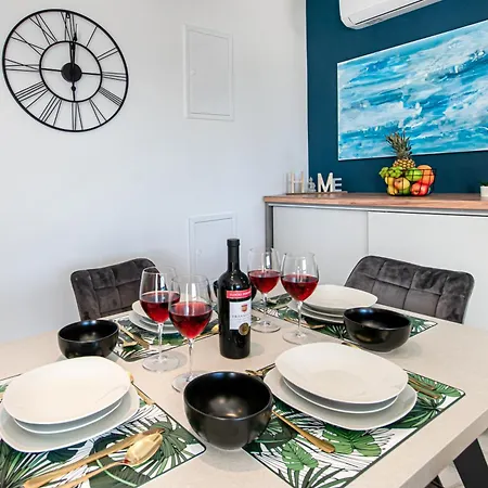 Sunnyside Luxury With Free Parking And Swimming Pool Apartmán *