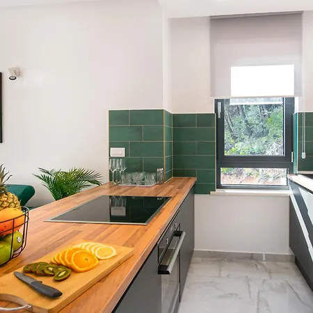 Apartmán Sunnyside Luxury With Free Parking And Swimming Pool