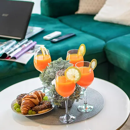 Apartmán Sunnyside Luxury With Free Parking And Swimming Pool