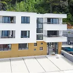 Sunnyside Luxury With Free Parking And Swimming Pool