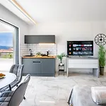Sunnyside Luxury With Free Parking And Swimming Pool Apartman