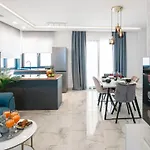 Sunnyside Luxury With Free Parking And Swimming Pool Apartman