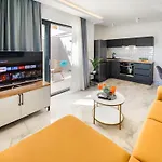 Sunnyside Luxury With Free Parking And Swimming Pool Apartman