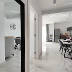 Sunnyside Luxury With Free Parking And Swimming Pool Apartman