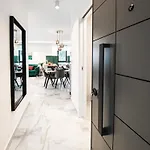 Sunnyside Luxury With Free Parking And Swimming Pool Apartman Brela