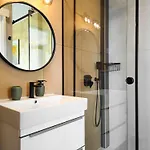 Sunnyside Luxury With Free Parking And Swimming Pool