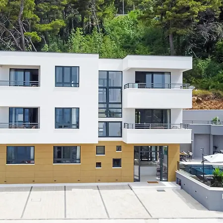 Apartment Sunnyside Luxury With Free Parking And Swimming Pool