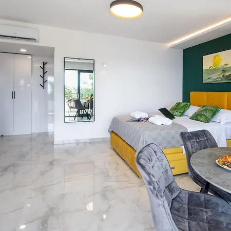 Apartment Sunnyside Luxury With Free Parking And Swimming Pool