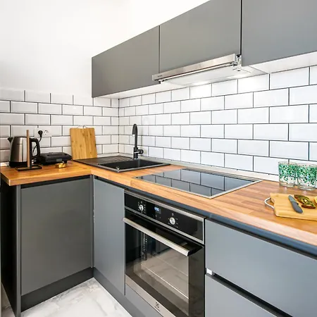 Sunnyside Luxury With Free Parking And Swimming Pool Apartment *