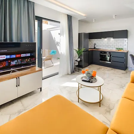 Sunnyside Luxury With Free Parking And Swimming Pool Apartment