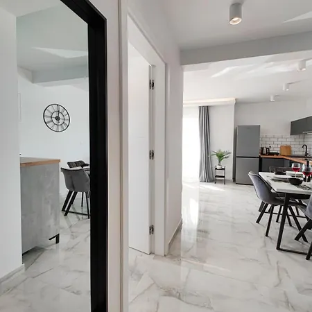 Sunnyside Luxury With Free Parking And Swimming Pool Apartment