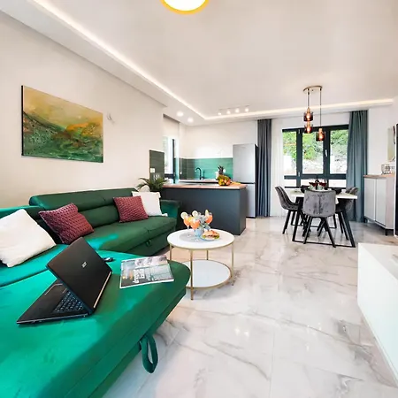 Apartment Sunnyside Luxury With Free Parking And Swimming Pool *
