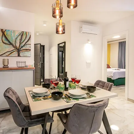 Sunnyside Luxury With Free Parking And Swimming Pool Apartment *