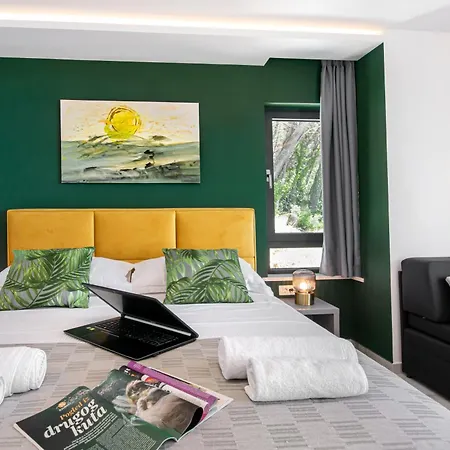 Apartment Sunnyside Luxury With Free Parking And Swimming Pool