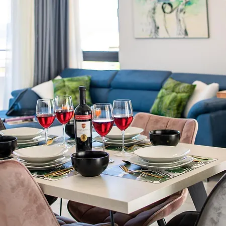 Apartment Sunnyside Luxury With Free Parking And Swimming Pool *