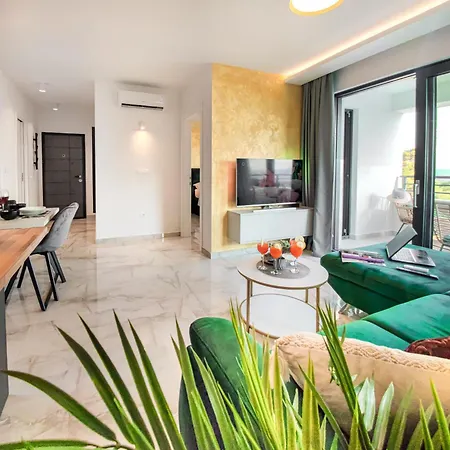 Sunnyside Luxury With Free Parking And Swimming Pool Apartment