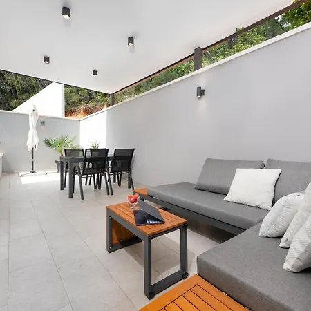 Sunnyside Luxury With Free Parking And Swimming Pool