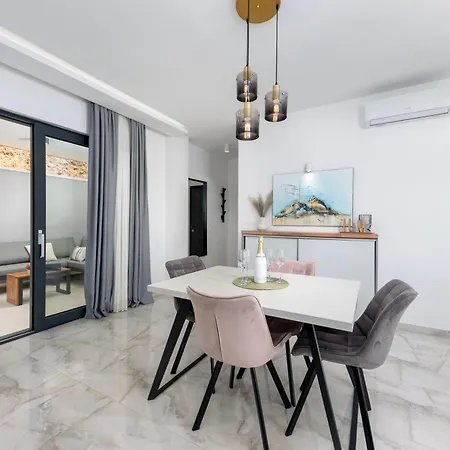 Sunnyside Luxury With Free Parking And Swimming Pool Appartement