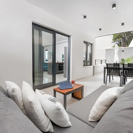 Sunnyside Luxury With Free Parking And Swimming Pool Appartement *