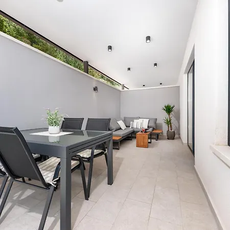 Appartement Sunnyside Luxury With Free Parking And Swimming Pool *